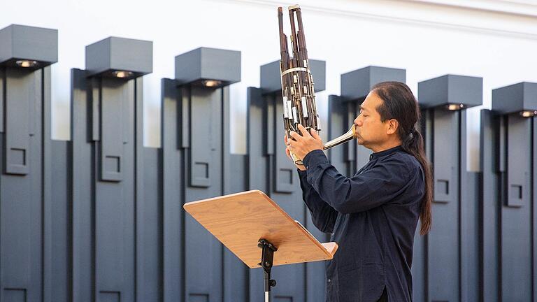 Wu Wei wusste die Zuhörer in der Augustinerkirche in Würzburg&nbsp;mit seinem Instrument Sheng, einer chinesischen Mundorgel, zu begeistern.&nbsp;