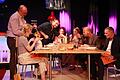 Die feine Tischgesellschaft, hier noch harmonisch (von links): Jörg Ewert (Rocco), Angelina Gerhardt (Bianca), Miro Nieselt (Cosimo), Anne Hansen (Eva), Silva Schreiner (Eva), Bodo Koch (Lele), Andreas Neumann (Pepe)