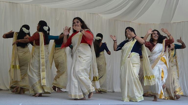 Einen Höhepunkt im  Programm des Kulturfestes bildeten traditionelle Tänze aus Indien.