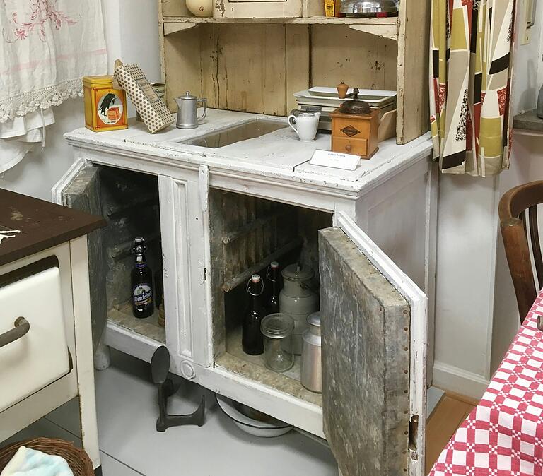 Dieser weiße Eisschrank aus dem Jahr 1930 steht im WVV-Archiv. Für die Kühlung von Wurst, Käse und Milch sorgten Eisstangen, die durch die Öffnung in der Mitte eingeführt wurden. Dieser weiße Eisschrank aus dem Jahr 1930 steht im WVV-Archiv. Für die Kühlung von Wurst, Käse und Milch sorgten Eisstangen, die durch die Öffnung in der Mitte eingeführt wurden.