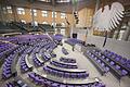 Der Plenarsaal des Bundestages im Reichstagsgebäude       -  Im neu gewählten Bundestag sind Frauen mit einem Anteil von 32,4 Prozent deutlich unterrepräsentiert. (Archivbild)