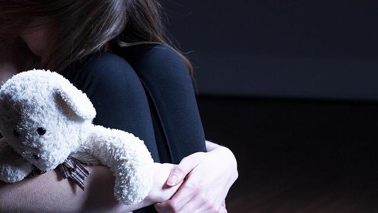 Gibt es akute Gefahren, dann zieht das Jugendamt des Landkreises Bad Kissingen die Notbremse: Als letzte Möglichkeit werden Kinder aus den Familien geholt, um sie zu schützen. Foto: Photographee.eu/fotolia - Gibt es akute Gefahren, dann zieht das Jugendamt des Landkreises Bad Kissingen die Notbremse: Als letzte Möglichkeit werden Kinder aus den Familien geholt, um sie zu schützen. Foto: Photographee.eu/fotolia Gibt es akute Gefahren, dann zieht das Jugendamt des Landkreises Bad Kissingen die Notbremse: Als letzte Möglichkeit werden Kinder aus den Familien geholt, um sie zu schützen. Foto: Photographee.eu/fotolia - Gibt es akute Gefahren, dann zieht das Jugendamt des Landkreises Bad Kissingen die Notbremse: Als letzte Möglichkeit werden Kinder aus den Familien geholt, um sie zu schützen. Foto: Photographee.eu/fotolia
