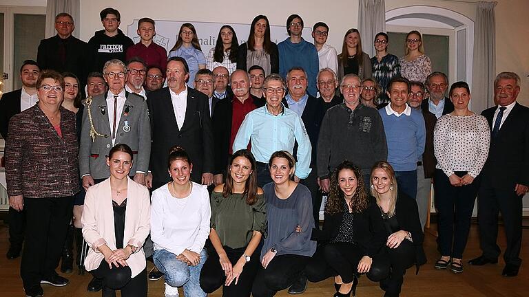 Engagierte und erfolgreiche Grafenrheinfelder wurden beim Neujahrsempfang geehrt. Das Foto zeigt sie gemeinsam mit Bürgermeisterin Sabine Lutz (vorne links), 3. Bürgermeister Ludwig Weth (hinten links) und stellvertretendem Landrat Peter Seifert (rechts). Engagierte und erfolgreiche Grafenrheinfelder wurden beim Neujahrsempfang geehrt. Das Foto zeigt sie gemeinsam mit Bürgermeisterin Sabine Lutz (vorne links), 3. Bürgermeister Ludwig Weth (hinten links) und stellvertretendem Landrat Peter Seifert (rechts).