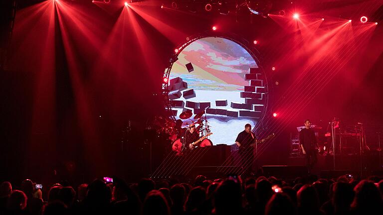 Wenn 'The Wall' zerbirst: Szene aus The Australian Pink Floyd Show in der s.Oliver Arena. Wenn 'The Wall' zerbirst: Szene aus The Australian Pink Floyd Show in der s.Oliver Arena.