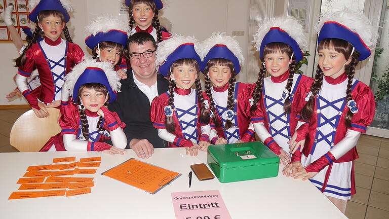Herzlich Willkommen beim ESKAGE-Fasching: Schatzmeister Thomas Horna und der Gardenachwuchs begrüßten zum Gardepräsentationstag 2020.