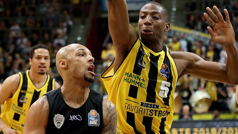 Justin Sears (rechts, im Zweikampf mit Maurice Stuckey) kennt Würzburgs Headcoach Denis Wucherer schon aus seiner Zeit in Gießen. Justin Sears (rechts, im Zweikampf mit Maurice Stuckey) kennt Würzburgs Headcoach Denis Wucherer schon aus seiner Zeit in Gießen.