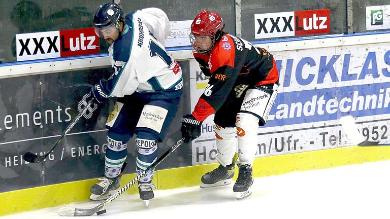 Tiago Schmauser (rechts, hier im November 2022 beim Duell mit dem Ottobrunner Stefan Krumbiegel) bleibt dem ESC Haßfurt erhalten. Tiago Schmauser (rechts, hier im November 2022 beim Duell mit dem Ottobrunner Stefan Krumbiegel) bleibt dem ESC Haßfurt erhalten.