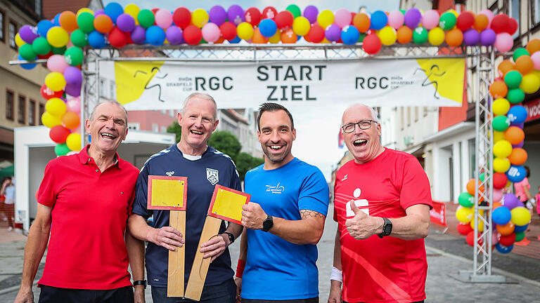 Fredi Breunig, Jürgen Maul, Michael Werner und Georg Straub sind bereit für den Stadtlauf. Tausende Läuferinnen und Läufer nehmen am Freitag 12.07.24 am 21. Sparkassen Stadtlauf in Bad Neustadt teil.
