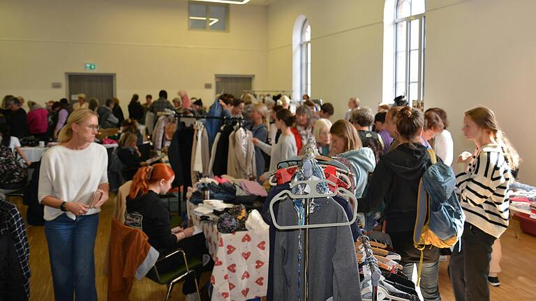 Stöbern und modische Schnäppchen ein- und verkaufen. Auf große Besucherresonanz stieß der fünfte Mädelsflohmarkt am Sonntag in der Alten Turnhalle Lohr.