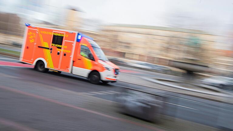 Ein junger Mann wurde in Marktheidenfeld von einer Autofahrerin überfahren und schwer verletzt. (Symbolbild) Ein junger Mann wurde in Marktheidenfeld von einer Autofahrerin überfahren und schwer verletzt. (Symbolbild)