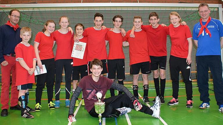 (HuHe) „Fußball und Kirche durchziehen mein Leben, seit ich denken kann.“ Seine beiden Leidenschaften hat Pastoralreferent Dr. Thorsten Kapperer, Beauftragter für Jugend und Schule im Dekanat Bad Neustadt sowie Regionaljugendseelsorger, laut einer Mitteilung des Bischöflichen Pressedienstes nun in einer Doktorarbeit zusammengebracht. „Leidenschaft und Fußball. Ein pastoral-theologisches-Lernfeld“ lautet der Titel des 464 Seiten starken Werks. Fußball beinhalte viel kreatives Potenzial für die Pastoral. Dieses Potenzial möchte Kappererer unter anderem für die Pastoral der Zukunft nutzen, erklärt er. „Ich wünsche mir mehr Leidenschaft, auch in der Kirche.“ „Ich bin fußballverrückt und kirchenverrückt“, beschreibt Kapperer sich selbst. Aufgewachsen in Lohr am Main, spielte er als Kind im SV Sendelbach und trainierte später die G- und F-Jugend. Zugleich war er Ministrant, dann Oberministrant. In der zwölften Klasse beschloss er, Theologie zu studieren, und absolvierte anschließend die Ausbildung zum Pastoralreferenten. Schon damals habe er Berührungsfelder zwischen Sport und Religion gesehen. Nach der Ausbildung habe er dann den Wunsch verspürt, ein eigenes pastorales Konzept zu entwickeln. „Ich wollte die beiden Themen wissenschaftlich in Beziehung setzen und mir so ein Konzept für mein pastoraltheologisches Wirken erarbeiten“, erklärt Kapperer, der mittlerweile für die „Rhön-Oldies“ kickt. Im Verein habe er die Erfahrung gemacht, dass Pastoral auch ganz unerwartete Formen annehmen kann. Während des Studiums war Pastoraltheologie Kapperers Lieblingsfach. So wandte er sich an Professor Dr. Erich Garhammer, Inhaber des Lehrstuhls für Pastoraltheologie an der Universität Würzburg. „Er war gleich offen für meine Idee.“ Im September 2012 begann Kapperer mit der Arbeit an seiner Promotion, im Sommer 2016 legte er das Doktorexamen ab. „Kirche ist nicht ,nur‘ im Gottesdienst sichtbar. Das Religiöse wird auch außerhalb seiner angestammten Orte in den etablierten Konfessionen und Kirchen sichtbar, zum Beispiel auf dem Fußballplatz“, erklärt er die Grundidee seiner Doktorarbeit. Religion biete Inhalte, die einen guten Beitrag für ein gelingendes Leben leisten könnten. „Allerdings muss sie ihre Inhalte so kommunizieren, dass sie verstanden werden – auch von Menschen, die sich nicht zu einer Pfarrgemeinde zugehörig fühlen. Die Frage war also: Wie kann man die tolle Botschaft Jesu kommunizieren, so dass sie wieder bei den Menschen ankommt?“ Um sich dieser Frage wissenschaftlich zu nähern, unterteilte Kapperer seine Doktorarbeit in die drei Hauptteile „Sehen“, „Urteilen“ und „Handeln“. Im ersten Teil betrachtet er die Geschichte des Fußballs als die Geschichte einer Leidenschaft. Zugleich stellt er klipp und klar fest: „Fußball ist keine Religion, und es gibt auch keinen Fußballgott.“ Dennoch zeigt er im zweiten Teil unter anderem auf, wie exemplarische Kennzeichen des Heiligen auch beim Fußball sichtbar werden. Kapperer beschreibt das Heilige als etwas, das zugleich „erschreckt und fasziniert“. Wenn der Fußballfan das Stadion betrete, lasse er die profane Welt hinter sich und betrete einen anderen Lebensbereich „Beim Fußball kommt das Heilige derart zum Ausdruck, dass es offensichtlich von vielen Menschen verstanden wird. Somit kann der Fußball zum Vorbild pastoraltheologischer Sprachfähigkeit werden“, folgert er. Für den dritten Teil hat Kapperer bundesweit Beispiele gesammelt, wie Kirche und Fußball voneinander profitieren können. Viele weitere Beispiele hat Kapperer zusammengetragen, von der Fußballwallfahrt mit Jugendlichen über Sportlergottesdienste bis zur Stadionkapelle des FC Schalke 04, in der viele Trauungen und Taufen stattfänden. Er selbst organisierte 2010 für seinen Heimatverein SV-DJK Langenleiten einen Fußballworkshop mit Jugendtrainer Udo Bassemir vom FC Bayern München, den er zufällig bei einer Tagung kennen gelernt hatte. „Der Gottesdienst ist mir sehr wichtig, aber es muss auch andere Formen geben. Für die Pastoral der Zukunft wünsche ich mir, dass wir noch viel mehr als bislang den Blick über den kirchlichen Tellerrand wagen und uns von dem inspirieren lassen, was Menschen heute bewegt. Gerade mit Blick auf die Pastoral der Zukunft gibt es viele Möglichkeiten, etwas zu gestalten“, zieht Kapperer ein Fazit seiner Arbeit. Die Erkenntnisse aus seiner Doktorarbeit möchte er auch an seiner nächsten Stelle einbringen. Im September wechselt er in die Pfarreiengemeinschaft „Unter der Homburg, Gössenheim“ und wird für den pastoralen Raum Gemünden in der Koordination und Planung tätig sein. Thorsten Kapperer: Leidenschaft und Fußball. Ein pastoral-theologisches-Lernfeld. Band 98 der Reihe „Studien zur Theorie und Praxis der Seelsorge“. Echter-Verlag Würzburg, 2017. 464 Seiten, 42 Euro. (HuHe) „Fußball und Kirche durchziehen mein Leben, seit ich denken kann.“ Seine beiden Leidenschaften hat Pastoralreferent Dr. Thorsten Kapperer, Beauftragter für Jugend und Schule im Dekanat Bad Neustadt sowie Regionaljugendseelsorger, laut einer Mitteilung des Bischöflichen Pressedienstes nun in einer Doktorarbeit zusammengebracht. „Leidenschaft und Fußball. Ein pastoral-theologisches-Lernfeld“ lautet der Titel des 464 Seiten starken Werks. Fußball beinhalte viel kreatives Potenzial für die Pastoral. Dieses Potenzial möchte Kappererer unter anderem für die Pastoral der Zukunft nutzen, erklärt er. „Ich wünsche mir mehr Leidenschaft, auch in der Kirche.“ „Ich bin fußballverrückt und kirchenverrückt“, beschreibt Kapperer sich selbst. Aufgewachsen in Lohr am Main, spielte er als Kind im SV Sendelbach und trainierte später die G- und F-Jugend. Zugleich war er Ministrant, dann Oberministrant. In der zwölften Klasse beschloss er, Theologie zu studieren, und absolvierte anschließend die Ausbildung zum Pastoralreferenten. Schon damals habe er Berührungsfelder zwischen Sport und Religion gesehen. Nach der Ausbildung habe er dann den Wunsch verspürt, ein eigenes pastorales Konzept zu entwickeln. „Ich wollte die beiden Themen wissenschaftlich in Beziehung setzen und mir so ein Konzept für mein pastoraltheologisches Wirken erarbeiten“, erklärt Kapperer, der mittlerweile für die „Rhön-Oldies“ kickt. Im Verein habe er die Erfahrung gemacht, dass Pastoral auch ganz unerwartete Formen annehmen kann. Während des Studiums war Pastoraltheologie Kapperers Lieblingsfach. So wandte er sich an Professor Dr. Erich Garhammer, Inhaber des Lehrstuhls für Pastoraltheologie an der Universität Würzburg. „Er war gleich offen für meine Idee.“ Im September 2012 begann Kapperer mit der Arbeit an seiner Promotion, im Sommer 2016 legte er das Doktorexamen ab. „Kirche ist nicht ,nur‘ im Gottesdienst sichtbar. Das Religiöse wird auch außerhalb seiner angestammten Orte in den etablierten Konfessionen und Kirchen sichtbar, zum Beispiel auf dem Fußballplatz“, erklärt er die Grundidee seiner Doktorarbeit. Religion biete Inhalte, die einen guten Beitrag für ein gelingendes Leben leisten könnten. „Allerdings muss sie ihre Inhalte so kommunizieren, dass sie verstanden werden – auch von Menschen, die sich nicht zu einer Pfarrgemeinde zugehörig fühlen. Die Frage war also: Wie kann man die tolle Botschaft Jesu kommunizieren, so dass sie wieder bei den Menschen ankommt?“ Um sich dieser Frage wissenschaftlich zu nähern, unterteilte Kapperer seine Doktorarbeit in die drei Hauptteile „Sehen“, „Urteilen“ und „Handeln“. Im ersten Teil betrachtet er die Geschichte des Fußballs als die Geschichte einer Leidenschaft. Zugleich stellt er klipp und klar fest: „Fußball ist keine Religion, und es gibt auch keinen Fußballgott.“ Dennoch zeigt er im zweiten Teil unter anderem auf, wie exemplarische Kennzeichen des Heiligen auch beim Fußball sichtbar werden. Kapperer beschreibt das Heilige als etwas, das zugleich „erschreckt und fasziniert“. Wenn der Fußballfan das Stadion betrete, lasse er die profane Welt hinter sich und betrete einen anderen Lebensbereich „Beim Fußball kommt das Heilige derart zum Ausdruck, dass es offensichtlich von vielen Menschen verstanden wird. Somit kann der Fußball zum Vorbild pastoraltheologischer Sprachfähigkeit werden“, folgert er. Für den dritten Teil hat Kapperer bundesweit Beispiele gesammelt, wie Kirche und Fußball voneinander profitieren können. Viele weitere Beispiele hat Kapperer zusammengetragen, von der Fußballwallfahrt mit Jugendlichen über Sportlergottesdienste bis zur Stadionkapelle des FC Schalke 04, in der viele Trauungen und Taufen stattfänden. Er selbst organisierte 2010 für seinen Heimatverein SV-DJK Langenleiten einen Fußballworkshop mit Jugendtrainer Udo Bassemir vom FC Bayern München, den er zufällig bei einer Tagung kennen gelernt hatte. „Der Gottesdienst ist mir sehr wichtig, aber es muss auch andere Formen geben. Für die Pastoral der Zukunft wünsche ich mir, dass wir noch viel mehr als bislang den Blick über den kirchlichen Tellerrand wagen und uns von dem inspirieren lassen, was Menschen heute bewegt. Gerade mit Blick auf die Pastoral der Zukunft gibt es viele Möglichkeiten, etwas zu gestalten“, zieht Kapperer ein Fazit seiner Arbeit. Die Erkenntnisse aus seiner Doktorarbeit möchte er auch an seiner nächsten Stelle einbringen. Im September wechselt er in die Pfarreiengemeinschaft „Unter der Homburg, Gössenheim“ und wird für den pastoralen Raum Gemünden in der Koordination und Planung tätig sein. Thorsten Kapperer: Leidenschaft und Fußball. Ein pastoral-theologisches-Lernfeld. Band 98 der Reihe „Studien zur Theorie und Praxis der Seelsorge“. Echter-Verlag Würzburg, 2017. 464 Seiten, 42 Euro.
