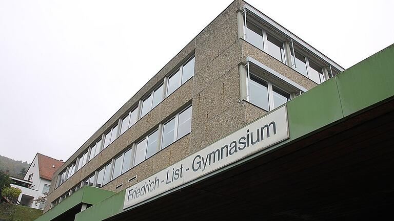 Das Friedrich-List-Gymnasium FLG Gemünden wird zusammen mit der nebenan liegenden Realschule saniert. Die Baukosten betragen nach derzeitigem Stand bis 2023 39,8 Millionen Euro, wobei 33,3 Millionen auf das Gymnasium und 6,5 Millionen auf die Realschule entfallen.