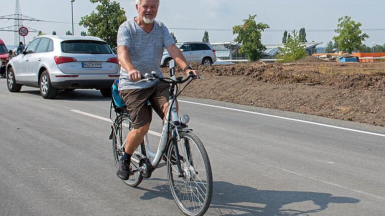 Bernd Voit aus Prappach war der erste Radfahrer, der die neue Verbindungsstraße vom Gewerbegebiet Ost in Haßfurt zur Kreisstraße HAS 10 befuhr. Bernd Voit aus Prappach war der erste Radfahrer, der die neue Verbindungsstraße vom Gewerbegebiet Ost in Haßfurt zur Kreisstraße HAS 10 befuhr.