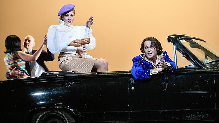 Macht was her: Ein echter Oldtimer fuhr beim Musical Evita auf die Bühne des Mainfranken Theaters. Macht was her: Ein echter Oldtimer fuhr beim Musical Evita auf die Bühne des Mainfranken Theaters. 
