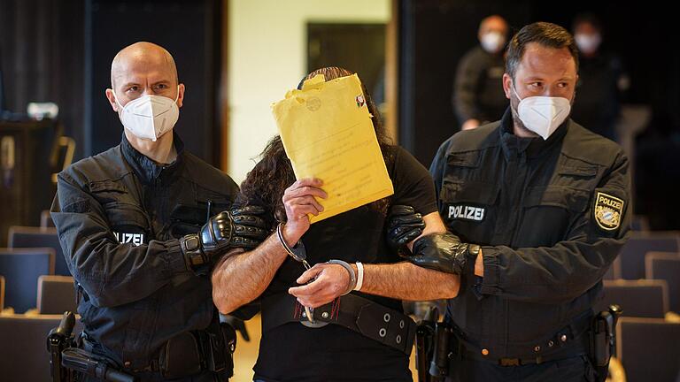 Ein Bild vom Prozessaufakt Anfang März: Der des Mordes an seiner Tochter angeklagte Hashem N. wird im Aschaffenburger Schloss Johannisburg in den dort extra eingerichteten Gerichtssaal gebracht. Ein Bild vom Prozessaufakt Anfang März: Der des Mordes an seiner Tochter angeklagte Hashem N. wird im Aschaffenburger Schloss Johannisburg in den dort extra eingerichteten Gerichtssaal gebracht.