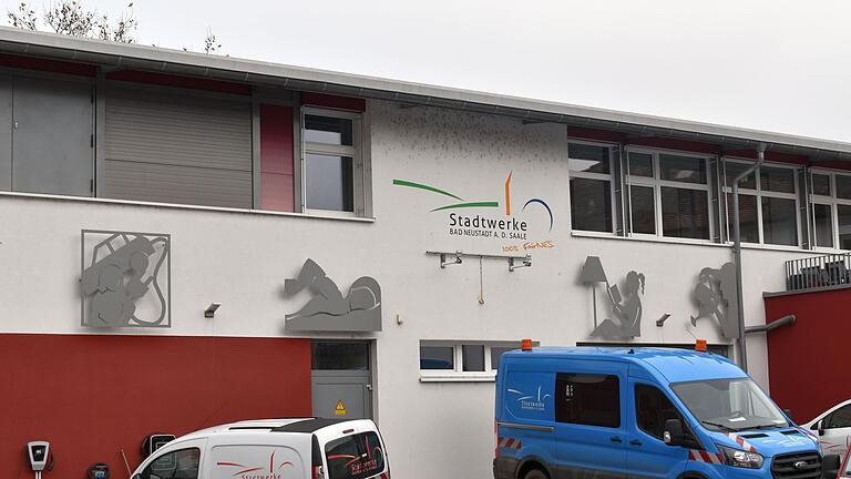 Auch bei den Stadtwerken Bad Neustadt kostet der Strom ab 2023 mehr. Umso wichtiger wird das Thema Stromsparen. Auch bei den Stadtwerken Bad Neustadt kostet der Strom ab 2023 mehr. Umso wichtiger wird das Thema Stromsparen. 