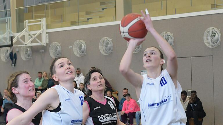 Basketball-Bezirksfinale bei der SG Oerlenbach - Szene aus dem Pokalfinale zwischen der SG Oerlenbach/Ebenhausen (weiße Trikots) und dem SV Erlenbach. Basketball-Bezirksfinale bei der SG Oerlenbach - Szene aus dem Pokalfinale zwischen der SG Oerlenbach/Ebenhausen (weiße Trikots) und dem SV Erlenbach.