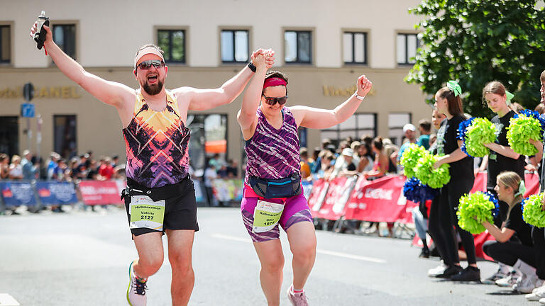 Rund 5000 Läuferinnen und Läufer nehmen am Sonntag 26.05.24 am WVV Marathon in Würzburg teil.