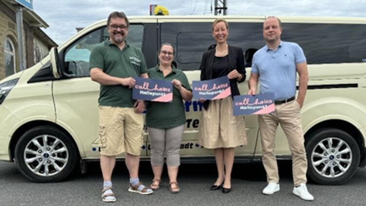 Für den Start von callheinz am 1. September 2024 ist alles vorbereitet. Das Foto zeigt Jörg Hennermann und Michaela Hennermann vom Taxiunternehmen Hennermann, das die Fahrzeuge stellt, Eva von Vietinghoff-Scheel (KU-Vorständin) und Betriebsleiter ÖPNV-APG Dominik Stiller. Für den Start von callheinz am 1. September 2024 ist alles vorbereitet. Das Foto zeigt Jörg Hennermann und Michaela Hennermann vom Taxiunternehmen Hennermann, das die Fahrzeuge stellt, Eva von Vietinghoff-Scheel (KU-Vorständin) und Betriebsleiter ÖPNV-APG Dominik Stiller.