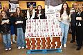 Frische Kunst- und Naschwerke für den Frieden vorgestellt (von links): Pia Lunz (Sattler-Realschule), Zweite Bürgermeisterin Sorya Lippert, Hanna Gehles (Montessori-Schule), Merle Staack (Olympia-Morata-Gymnasium), Anna Stock (Olympia-Morata-Gymnasium), 
Erisa Doci (Rathenau-Gymnasium) sowie Roland und Katharina Weber vom Frischemarkt Weber.
