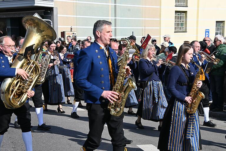 Nicht fehlen bei einem Umzug darf die Musik, hier die Blaskapelle aus Löffelstelzen. Nicht fehlen bei einem Umzug darf die Musik, hier die Blaskapelle aus Löffelstelzen.