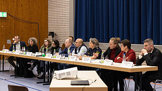 Infoveranstaltung in Himmelstadt zur geplanten Geflüchtetenunterkunft       -  Rund 300 Menschen besuchen am 07.04.25 die Informationsveranstaltung in der Mehrzweckhalle in Himmelstadt zur geplanten und umstrittenen Unterkunft für Geflüchtete. Zum Diskussionsabend wurden auch Vertreter der Politik, der Regierung und der Polizei geladen.