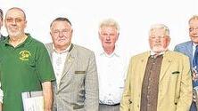 Treue Mitglieder: Der Geflügelzuchtverein Ibind und Umgebung hat am Wochenende langjährige Mitglieder geehrt. Im Bild (von links): Hofheims Bürgermeister Wolfgang Borst, Manfred Rothmann, der stellvertretende Vorsitzende Georg Marschall, Karlheinz Flachsenberger, Franz Schmidt, Rudolf Kaffer, Walter Burkard, Dieter Pohley, Vorsitzender Rupert Bockelt und der stellvertretende Landrat Bernhard Ruß.