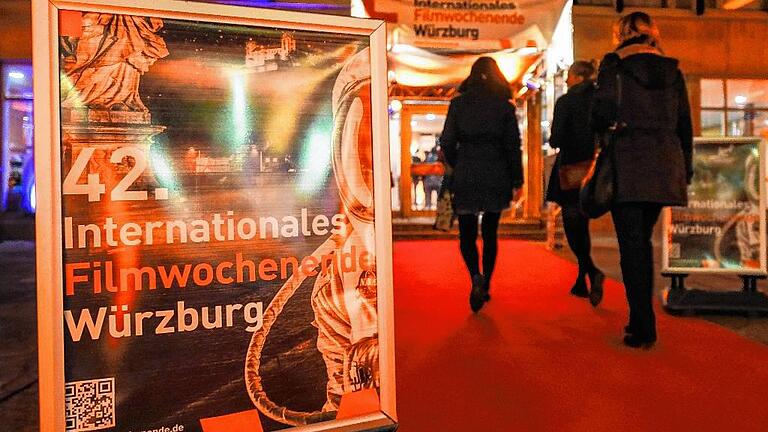 Treffpunkt Mozartschule: Weit über 9000 Zuschauer kamen zum Internationalen Filmwochenende Würzburg. Treffpunkt Mozartschule: Weit über 9000 Zuschauer kamen zum Internationalen Filmwochenende Würzburg.