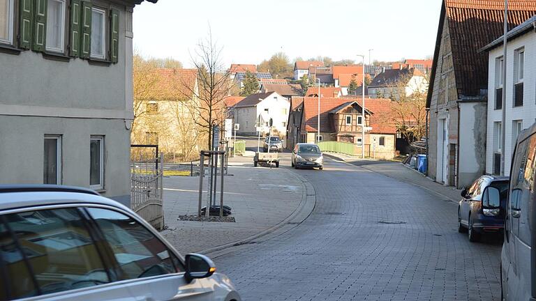 Seit Jahren ein Thema: Die Anwohner der Ludwigstraße in Poppenlauer klagen über Lärm, wenn Autos über das Pflaster fahren.  Foto: Isolde Krapf       -  Seit Jahren ein Thema: Die Anwohner der Ludwigstraße in Poppenlauer klagen über Lärm, wenn Autos über das Pflaster fahren.  Foto: Isolde Krapf