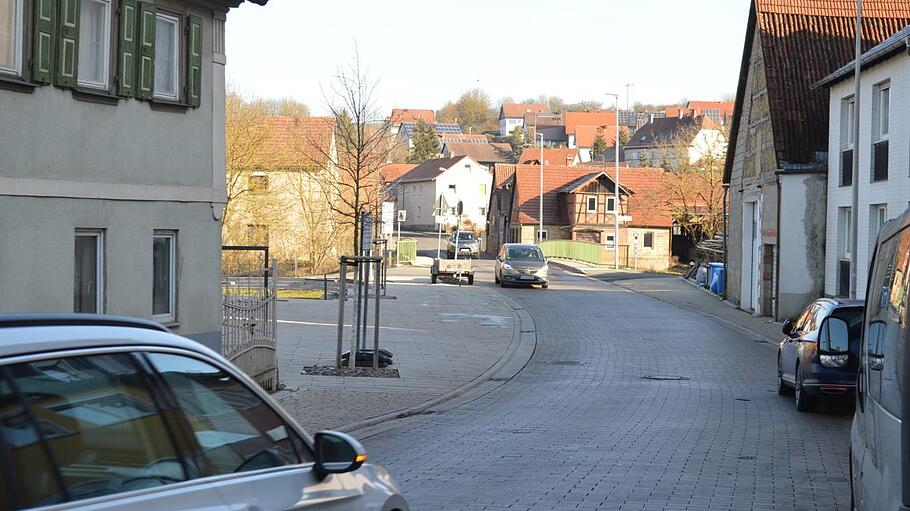 Seit Jahren ein Thema: Die Anwohner der Ludwigstraße in Poppenlauer klagen über Lärm, wenn Autos über das Pflaster fahren.  Foto: Isolde Krapf       -  Seit Jahren ein Thema: Die Anwohner der Ludwigstraße in Poppenlauer klagen über Lärm, wenn Autos über das Pflaster fahren.  Foto: Isolde Krapf