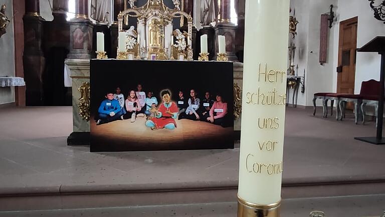 In der Esselbacher Kirche brennt jetzt eine geweihte 'Corona-Kerze'. In der Esselbacher Kirche brennt jetzt eine geweihte 'Corona-Kerze'.