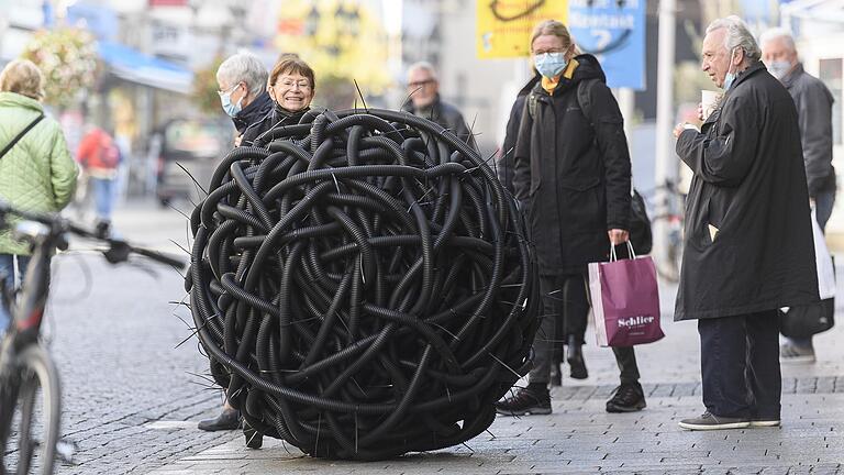 Die Künstlerin Angelika Summa rollte am Freitag und Samstag eine riesige Kugel aus schwarzen Kunststoffschläuchen durch Würzburg. Mit der Performance will Summa auf die fehlenden Skulpturen in der Innenstadt aufmerksam machen. Die Künstlerin Angelika Summa rollte am Freitag und Samstag eine riesige Kugel aus schwarzen Kunststoffschläuchen durch Würzburg. Mit der Performance will Summa auf die fehlenden Skulpturen in der Innenstadt aufmerksam machen.