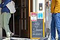 Schilder weisen vor vielen Geschäften auf die Abstandsregeln hin, so auch vor dieser Bäckerei in Haßfurt. Auch Landrat Wilhelm Schneider appelliert angesichts der hohen Corona-Zahlen an die Vernunft der Bevölkerung.