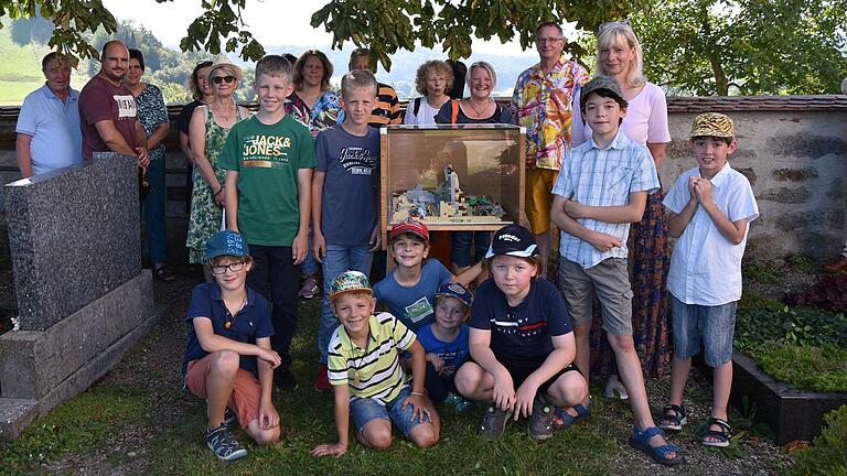 Ein großes Lob an diese jungen Bauherren: Sie hatten aus 7000 Legosteinen einen Kreuzweg nachgebaut. Projektleiterin ist Kirchenvorsteherin Vera Braun (rechts). Ein großes Lob an diese jungen Bauherren: Sie hatten aus 7000 Legosteinen einen Kreuzweg nachgebaut. Projektleiterin ist Kirchenvorsteherin Vera Braun (rechts).