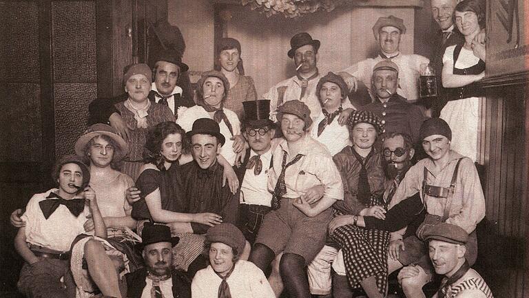 Ein wunderbares Zeitzeugnis davon, dass die Schweinfurter es schon immer verstanden, zu feiern. Im Bild die Faschingsgesellschaft in der Mainaussicht im Jahr 1924. Ein wunderbares Zeitzeugnis davon, dass die Schweinfurter es schon immer verstanden, zu feiern. Im Bild die Faschingsgesellschaft in der Mainaussicht im Jahr 1924.
