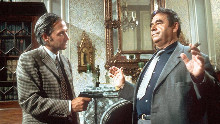 Tatort: Das sind die besten Teams       -  Der Erste: Kommissar Trimmel (Walter Richter, rechts) macht am 29. November 1970 den Anfang. Die Folge „Taxi nach Leipzig“ ist gleich hochpolitisch. Auf der Transitautobahn zwischen der Bundesrepublik und West-Berlin wird an einem Rastplatz die Leiche eines Jungen gefunden.