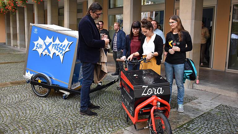 Der SJR-Xpress ist ein Erfolgsmodell seit er Anfang Oktober bei einer Kick-Off-Veranstaltung vorgestellt wurde. Vertreter zahlreicher Jugendeinrichtungen und, wie auf diesem Bild der Vorsitzende der SPD-Fraktion im Stadtrat, Ralf Hofmann (links), ließen sich damals die Möglichkeiten des Gespanns erläutern. Der SJR-Xpress ist ein Erfolgsmodell seit er Anfang Oktober bei einer Kick-Off-Veranstaltung vorgestellt wurde. Vertreter zahlreicher Jugendeinrichtungen und, wie auf diesem Bild der Vorsitzende der SPD-Fraktion im Stadtrat, Ralf Hofmann (links), ließen sich damals die Möglichkeiten des Gespanns erläutern.