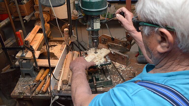 In die Halterung für die Welle der Ratsche müssen Löcher gebohrt werden. In die Halterung für die Welle der Ratsche müssen Löcher gebohrt werden.