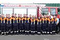 Im Bild die20 Feuerwehrmänner und -frauen der Freiwilligen Feuerwehr Grettstadt, die erfolgreich die Leistungsprüfung absolviert haben, zusammen mit Kreisbrandinspektor Alexander Bönig, den Kreisbrandmeistern Fabian Haubenreich und Stefan Hauck, Bürgermeister Jens Machnow, Kommandant Lars Stumm und dessen Stellvertreter Stefan Wolf.