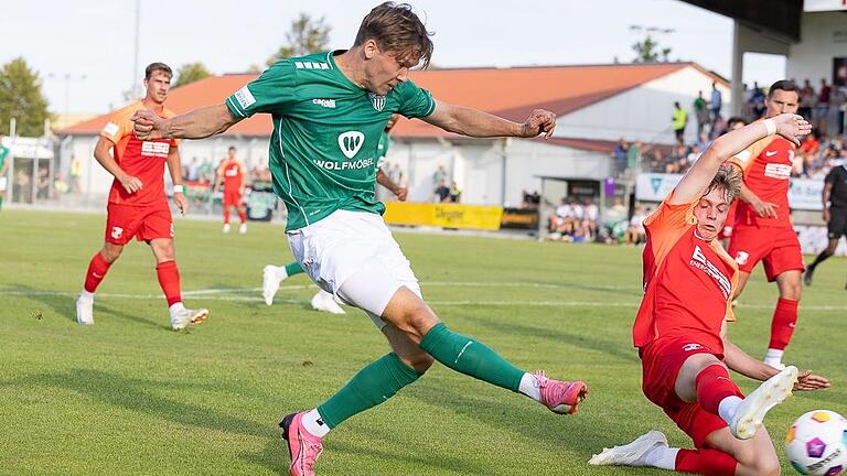 Zweites Pflichtspiel, zweiter Treffer: Aus spitzem Winkel brachte Sebastian Müller (Mitte) den FC 05 Schweinfurt mit 1:0 in Führung. Hankofens Benedikt Schwarzensteiner (rechts) kommt zu spät angerutscht. Zweites Pflichtspiel, zweiter Treffer: Aus spitzem Winkel brachte Sebastian Müller (Mitte) den FC 05 Schweinfurt mit 1:0 in Führung. Hankofens Benedikt Schwarzensteiner (rechts) kommt zu spät angerutscht.