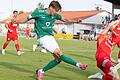 Zweites Pflichtspiel, zweiter Treffer: Aus spitzem Winkel brachte Sebastian Müller (Mitte) den FC 05 Schweinfurt mit 1:0 in Führung. Hankofens Benedikt Schwarzensteiner (rechts) kommt zu spät angerutscht.