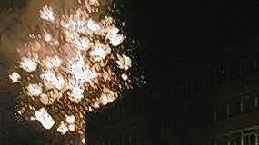Brillanter Schlusspunkt unter ein glänzendes Berufsleben: Armin Grein beobachtet das Feuerwehr zu seinen Ehren.