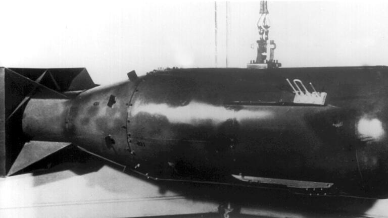 Vor 60 Jahren - Atombomben auf Hiroshima und Nagasaki       -  Das am 6. Dezember 1960 von der amerikanischen Regierung erstmals freigegebene Foto zeigt eine 4,55 Tonnen schwere Atombombe vom Typ 'Little Boy' (undatiertes Archivfoto). Eine Bombe gleicher Bauart wurde am 6. August 1945 über der japanischen Stadt Hiroshima abgeworfen. Die erste militärisch eingesetzte Atombombe in der Geschichte der Menschheit tötete auf einen Schlag 70.000 Menschen; bis Ende Dezember 1945 starben nochmal so viele.