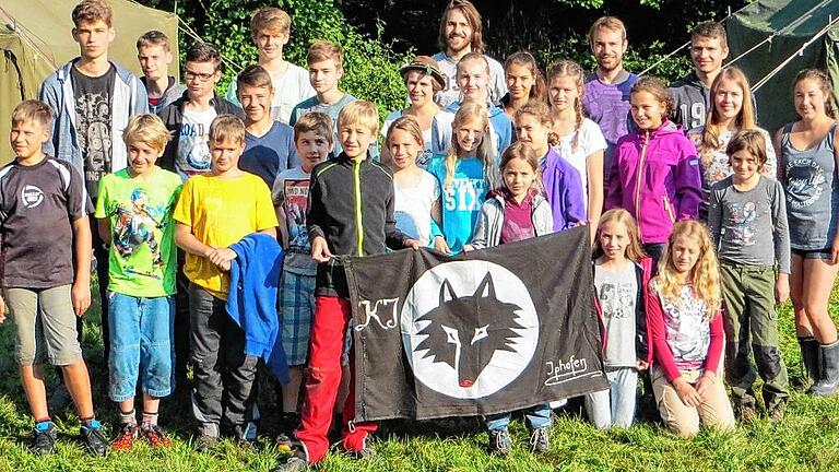 Die Teilnehmer am Zeltlager der katholischen Jugend mit ihrem Lagerlogo, das es bei den Geländespielen zu verteidigen galt.