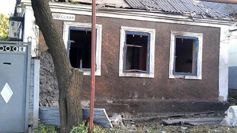 Das zerbombte Haus ist das Nachbarhaus der Nykonchuks in Donezk. In der Straße Odesskaja wohnte die Familie bis zur Flucht.