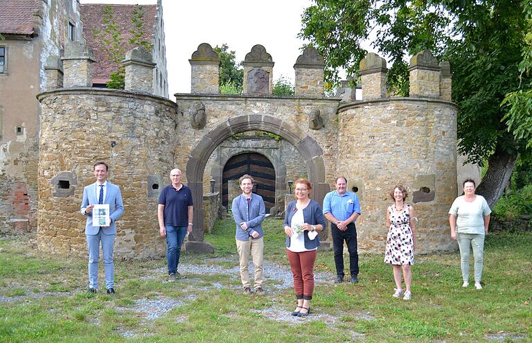 Bei einem Besuch des Schlossparks in Schwebheim verschafften sich (von links) Landrat Florian Töpper, Wolfgang Fuchs (LEADER-Koordinator für Unterfranken), Landschaftsplaner Christoph Tauscher, Kreisfachberaterin Brigitte Goss, Schwebheims dritter Bürgermeister Peter Guse, Landschaftsarchitektin Sigrid Ziesel sowie Britta Ritter (Vorsitzende ortsgeschichtlicher Arbeitskreis Schwebheim) einen Eindruck von der historischen Gartenanlage. Bei einem Besuch des Schlossparks in Schwebheim verschafften sich (von links) Landrat Florian Töpper, Wolfgang Fuchs (LEADER-Koordinator für Unterfranken), Landschaftsplaner Christoph Tauscher, Kreisfachberaterin Brigitte Goss, Schwebheims dritter Bürgermeister Peter Guse, Landschaftsarchitektin Sigrid Ziesel sowie Britta Ritter (Vorsitzende ortsgeschichtlicher Arbeitskreis Schwebheim) einen Eindruck von der historischen Gartenanlage.