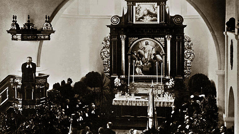 6. Juli 1913: Pfarrer Heinrich Bullemer hielt den Gottesdienst zur Einweihung des Gotteshauses. Zu sehen ist auch das Altarbild von Eulogius Böhler. 6. Juli 1913: Pfarrer Heinrich Bullemer hielt den Gottesdienst zur Einweihung des Gotteshauses. Zu sehen ist auch das Altarbild von Eulogius Böhler.
