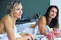 Lassen es sich gut gehen: Cameron Diaz (links) als Malkina und Penélope Cruz als Laura in einer Szene des Thrillers &bdquo;The Counselor&ldquo;.