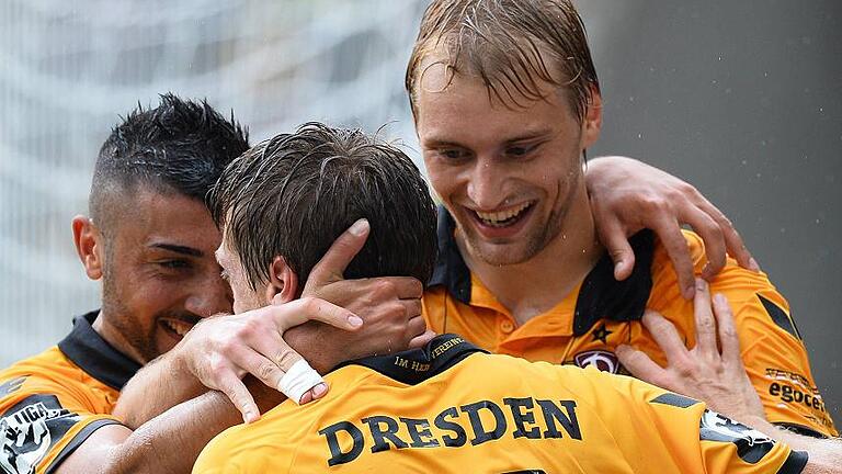 Torjubel Jubel v l Aias Aosman Andreas Lambertz und Tim Väyrynen alle Dresden SG Dynamo Dres       -  Einstand nach Maß: Neuzugang Andreas 'Lumpi' Lampert (Mitte), hier mit seinen Teamkollegen Alas Aosman (links) und Tim Värynen, feierte mit Dynamo Dresden beim 4:1-Erfolg gegen den VfB Stuttgart II am vergangenen Wochenende eine überaus gelungene Saisonpremiere.