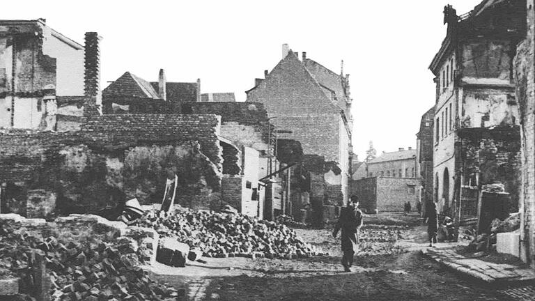 Die Kitzinger Herrnstraße nach dem Bombenangriff am 23. Februar 1945.